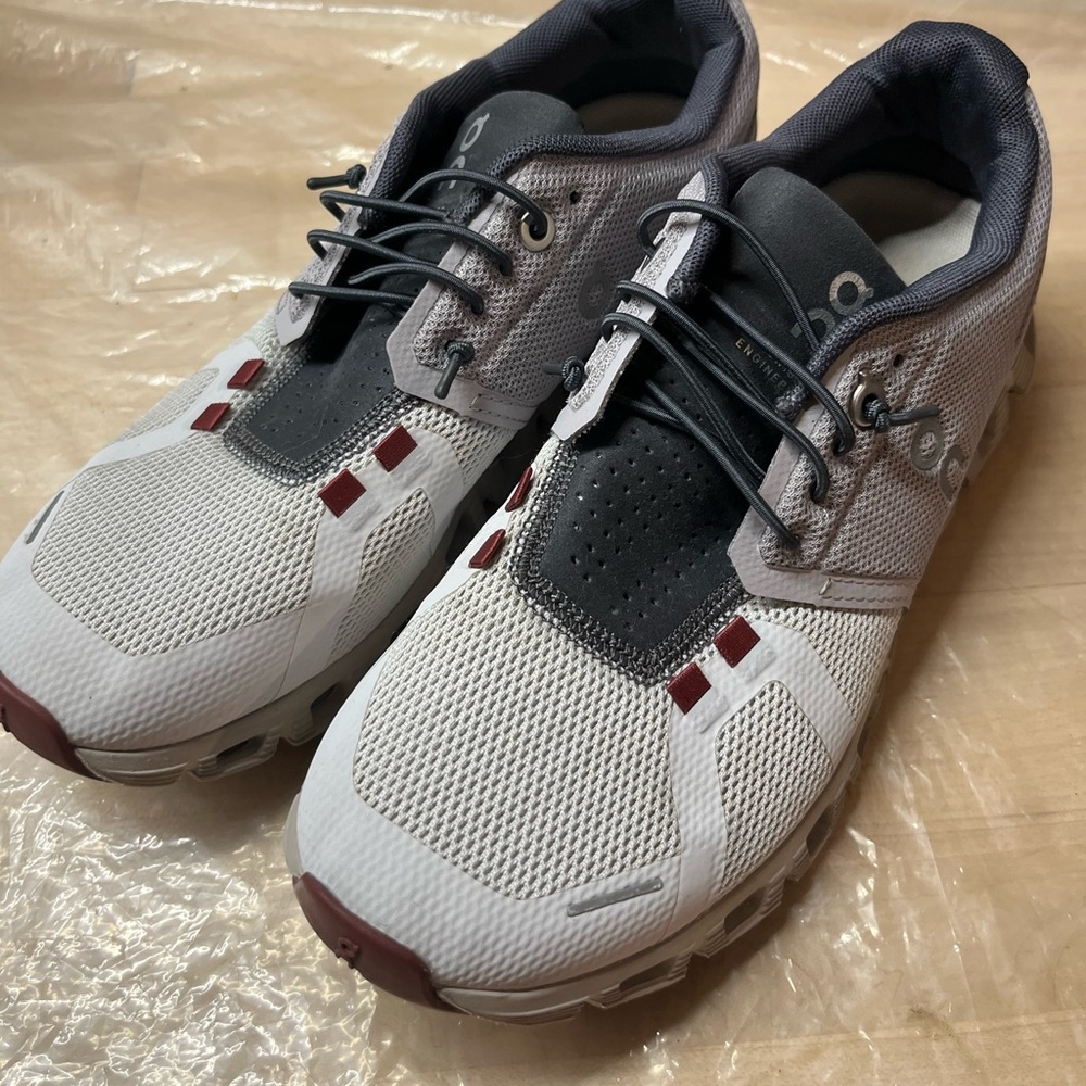Women’s ON CLOUD  size 7